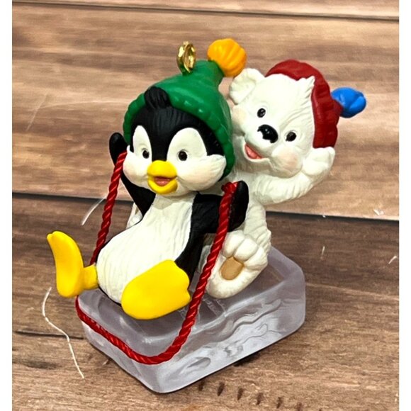 1999 HALLMARK KEEPSAKE ORNAMENT QX6849 SLEDDIN' BUDDIES PENGUIN AND TEDDY ON ICE - Picture 1 of 9